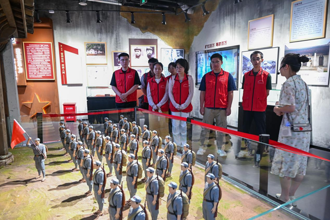實踐隊在泰寧縣杉城鎮紅軍街東方軍陳列館內聆聽革命故事