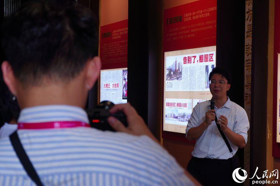 台湾青年在苍霞新城社区听取讲解。人民网 林铭贤摄