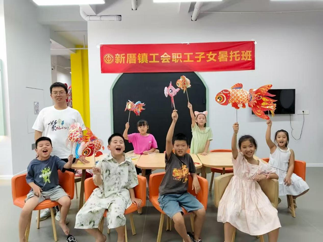 寓教於樂，職工子女於暑托班做手工。福清市新厝鎮供圖