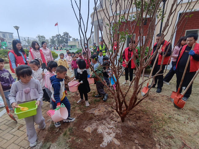 政校企三方聯動，召集“紅色合伙人”共赴植樹現場為大地添綠。福清市新厝鎮供圖