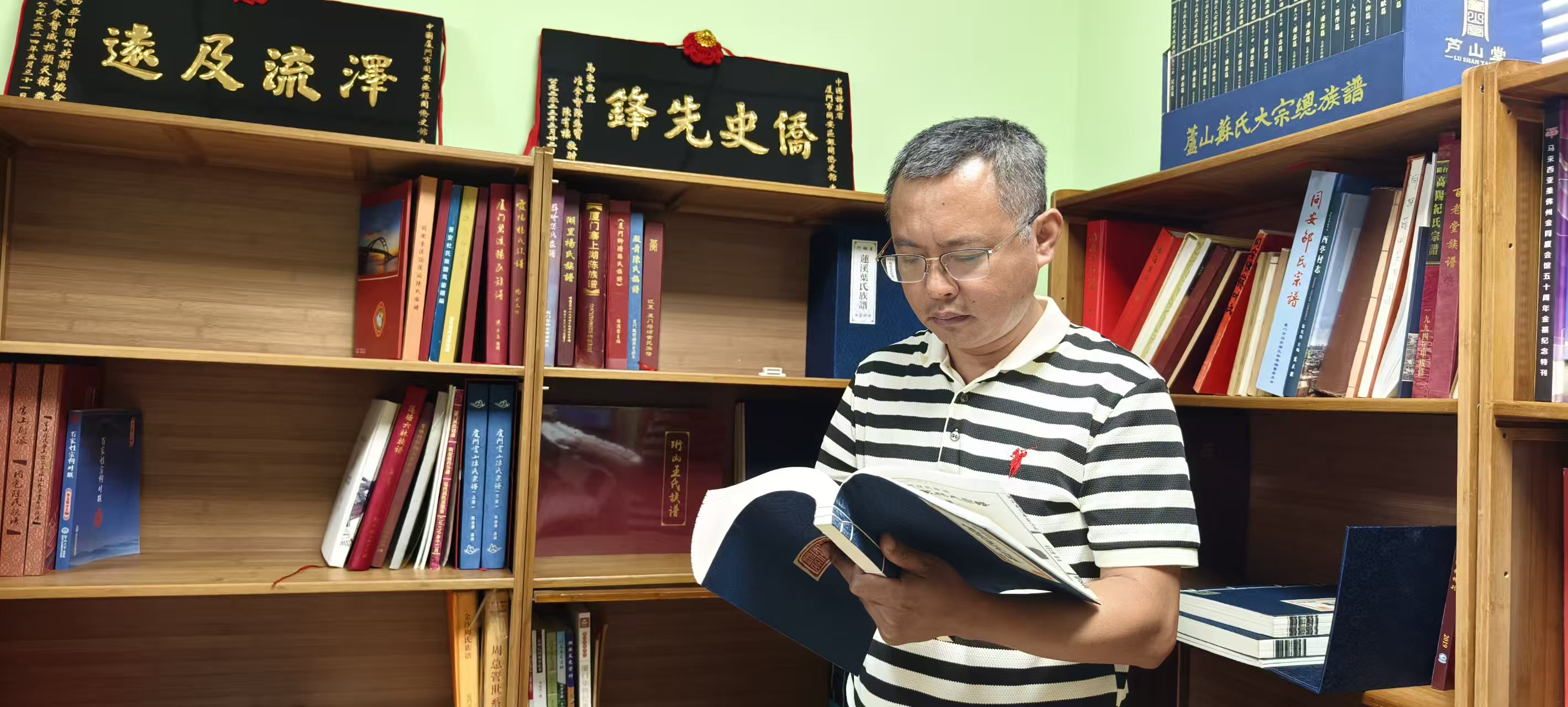 館長庄志鵬正在查找海外僑胞的相關資料。林林攝