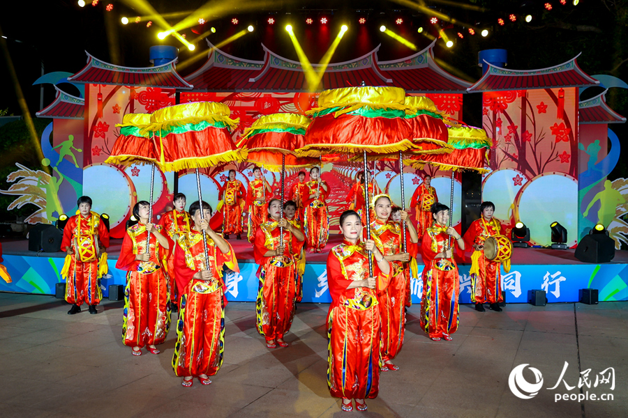 开场节目表演“盛世鼓韵”。人民网记者 陈博摄