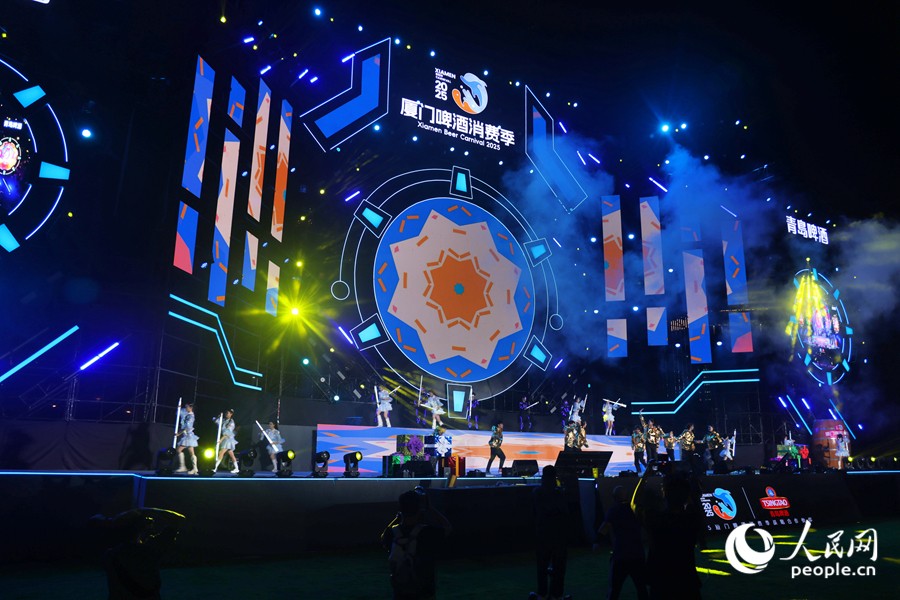 精彩绝伦的歌舞表演。人民网记者 陈博摄