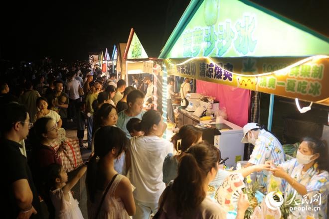 美食摊位前人头攒动。人民网记者 陈博摄