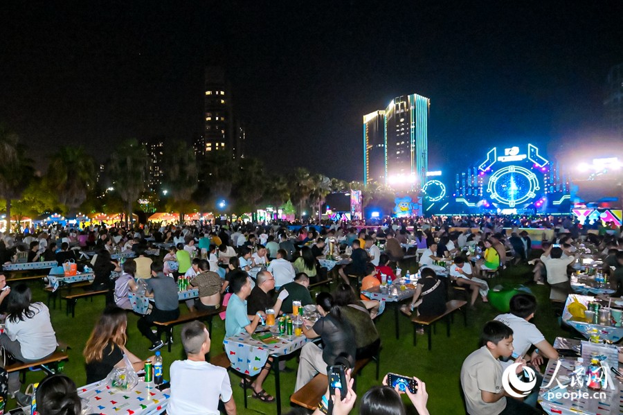 活动吸引大批市民游客参与。人民网记者 陈博摄