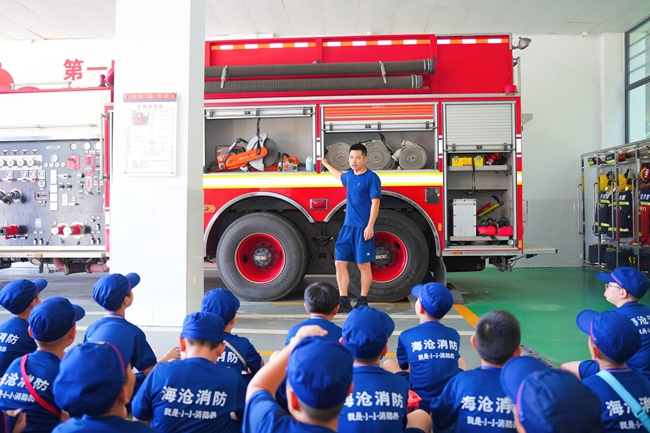教官講解消防車輛。主辦方供圖