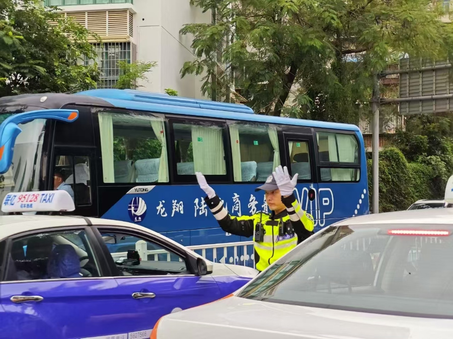 高峰時期，交警正在進行疏導。廈門交警供圖