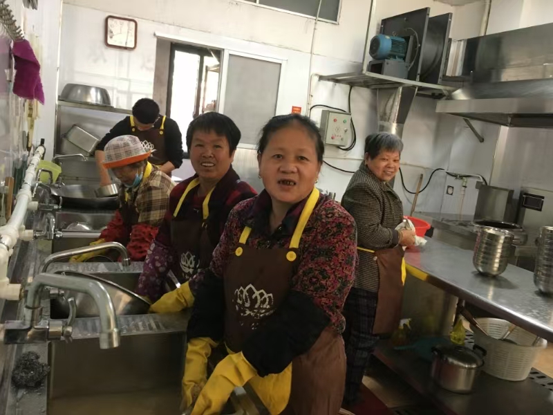 “爱和幸福食堂”的义工们在备餐。林振梅摄