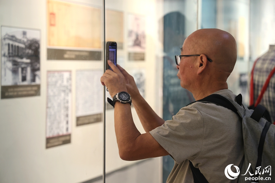 观展人士记录珍贵档案和图片资料。人民网记者 陈博摄