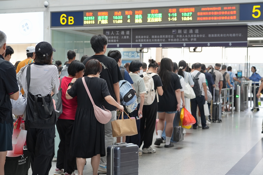 廈門北站旅客排隊檢票乘車。姜媛攝