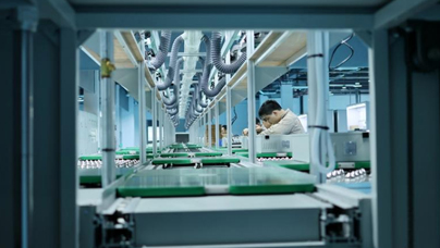 “1+1>2”的老区振兴路这家公司的数字化生产线，通过建设自动化产线和综合实验室，预计2025年产值超1亿元，前三年累计产值3.5亿元，税收贡献超1000万元。