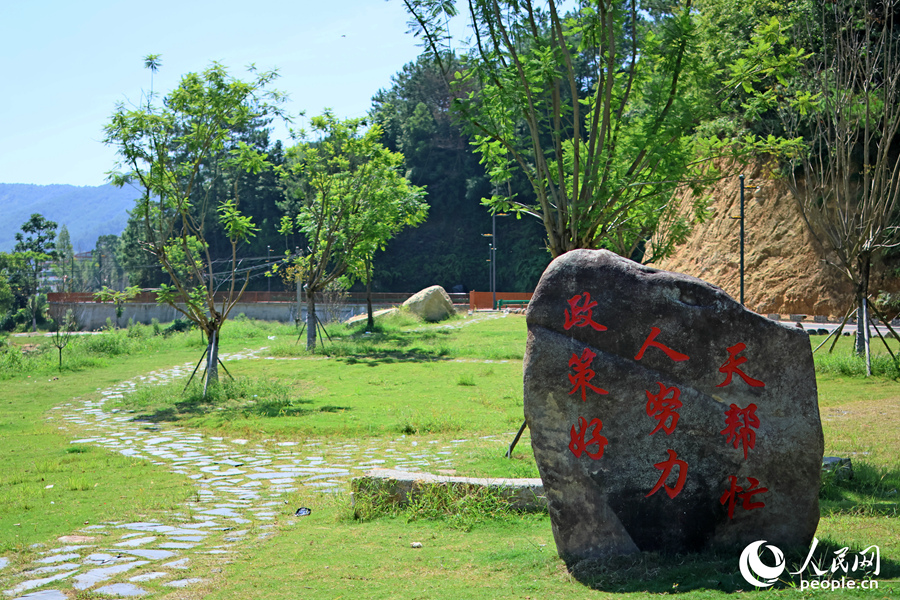 湖畔小公園。人民網 李昌乾攝