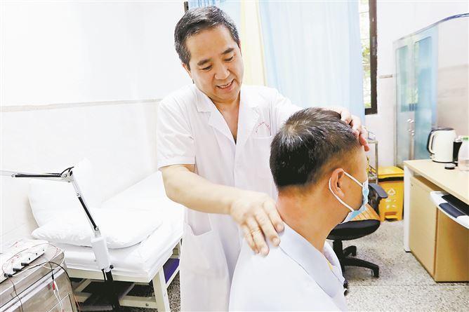 洪文新用推拿和针灸为无数病人解除病痛。记者 陈偲瑶摄