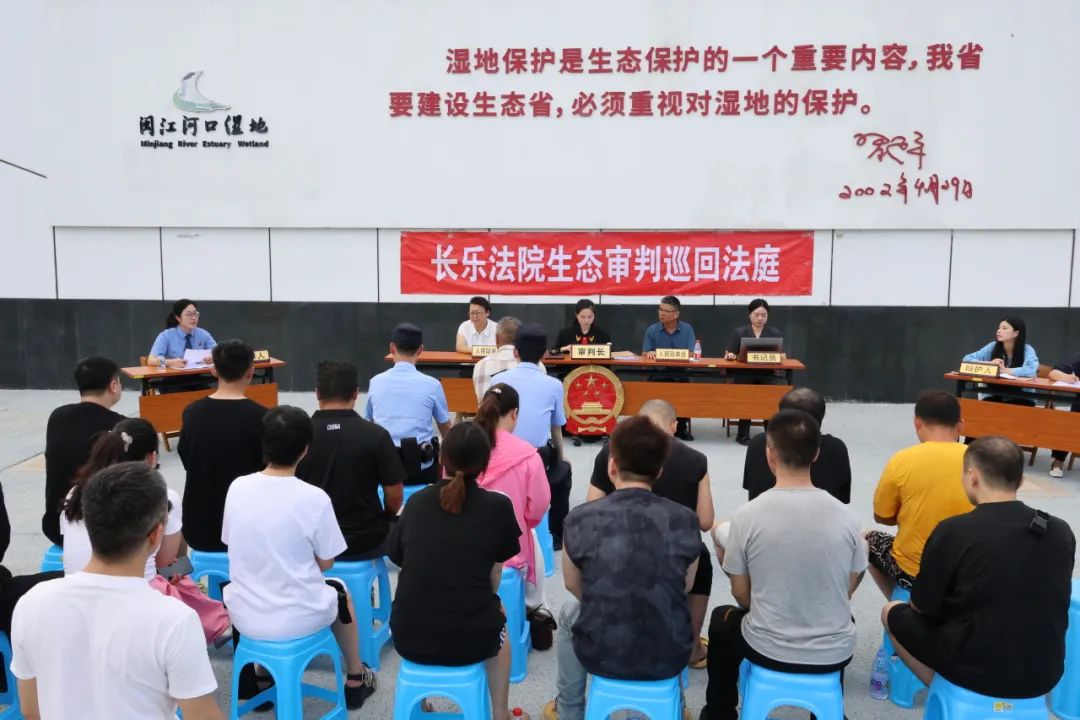庭審現場，一枚國徽、一條橫幅、幾張桌椅搭建起簡易而又庄嚴的巡回法庭