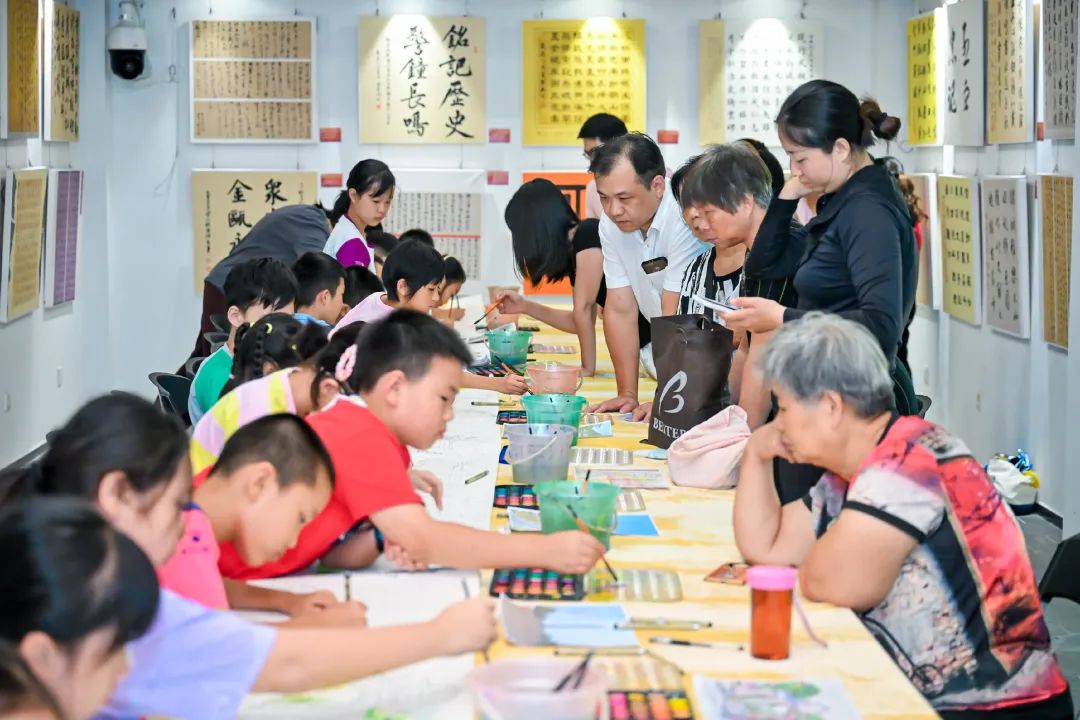 學生們共同繪制抗戰主題長卷