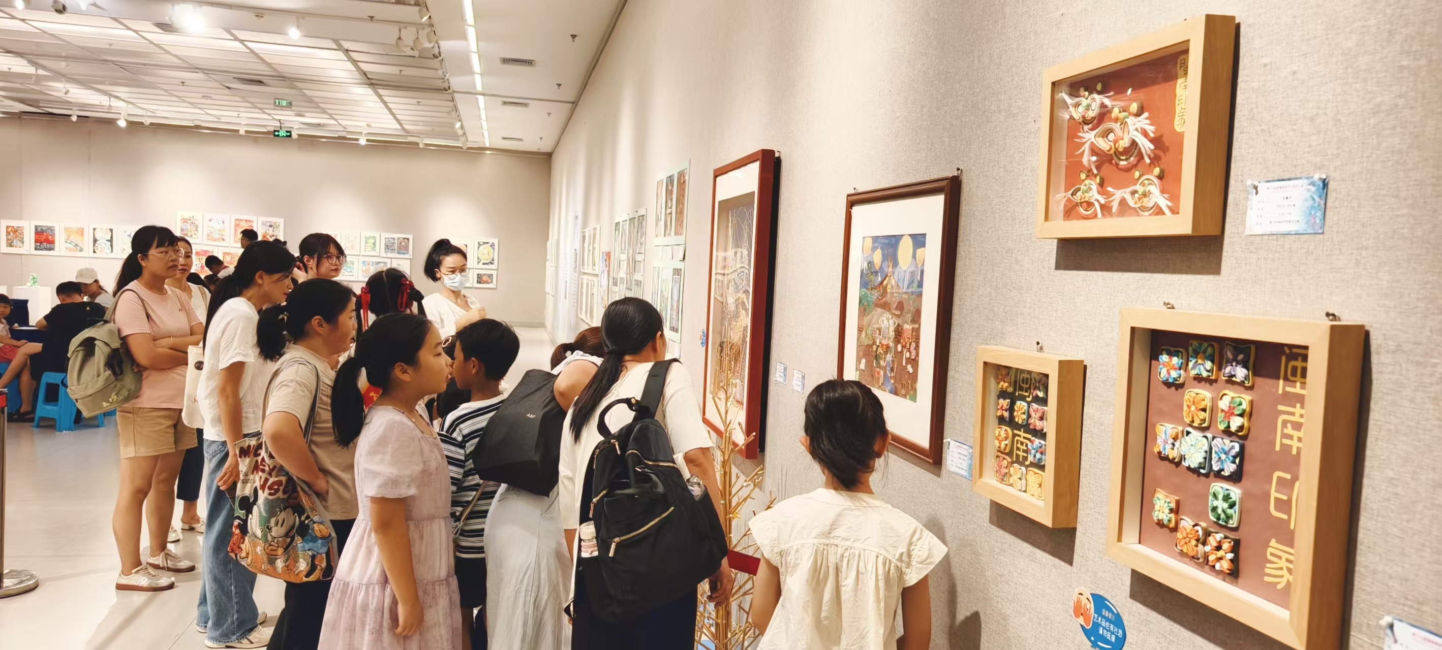 观众现场观摩海峡两岸少儿美术展。林林摄