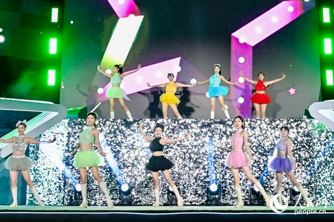 充满青春活力的开场舞蹈。人民网记者 陈博摄