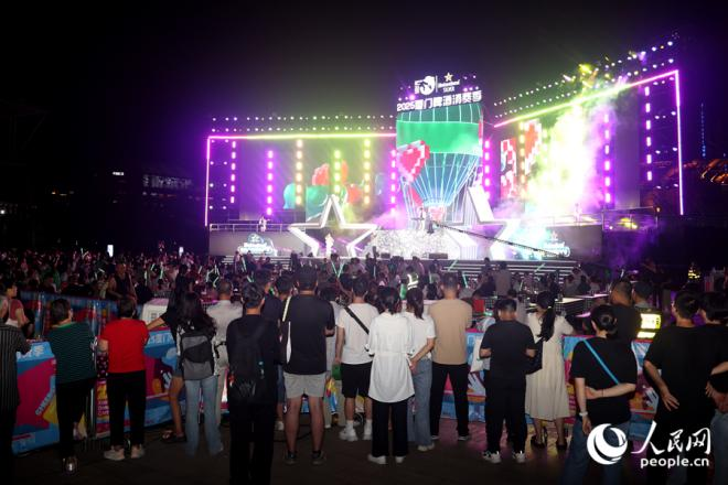 精彩的演出引得场外市民围观。人民网记者 陈博摄