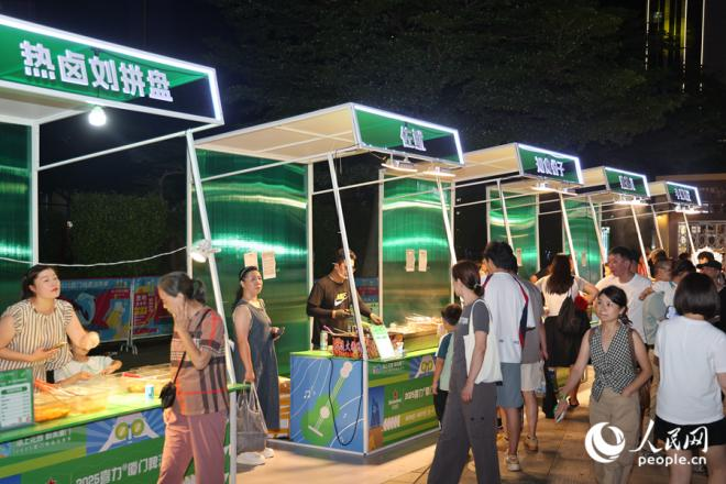 美食摊位前人头攒动。人民网记者 陈博摄