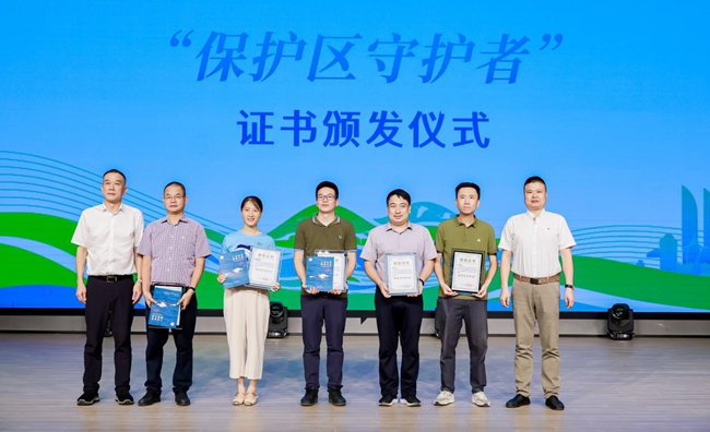 為志願者及一線人員頒發証書