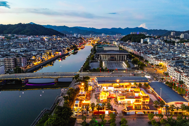 长汀县梅林夜市。中建海峡供图