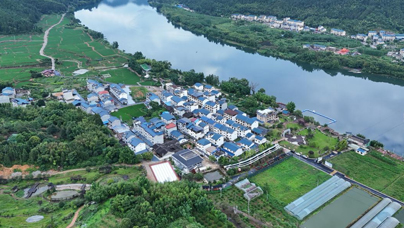 一条生态河“淌”出“金娃娃”位于金溪河畔的常口村，青山环抱、绿水相依。村头，800亩生机勃勃的橙园里，青翠的果实缀满枝头，在阳光下积蓄着甜蜜。