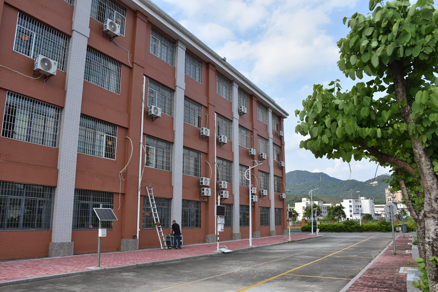 工人在安裝空調。蔡明進攝