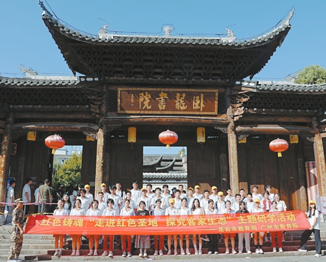 走进卧龙书院