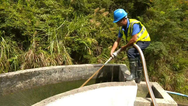 工作人員清理蓄水池