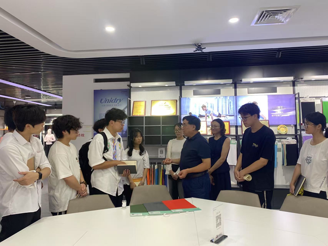 队员在海天材料调研环保功能性面料的研发与应用