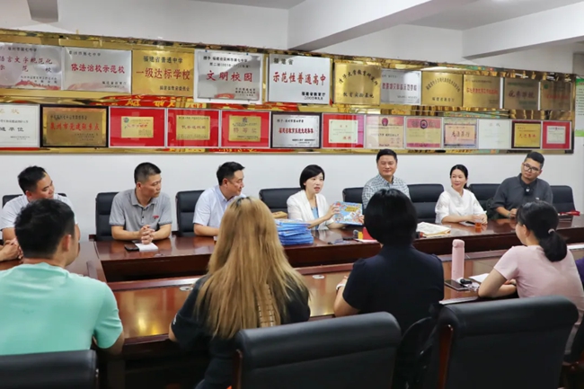 鯉城區委常委、宣傳部部長陳穎帶隊前往各學校，為學生發放“鯉城行囊”，並與學生代表座談交流