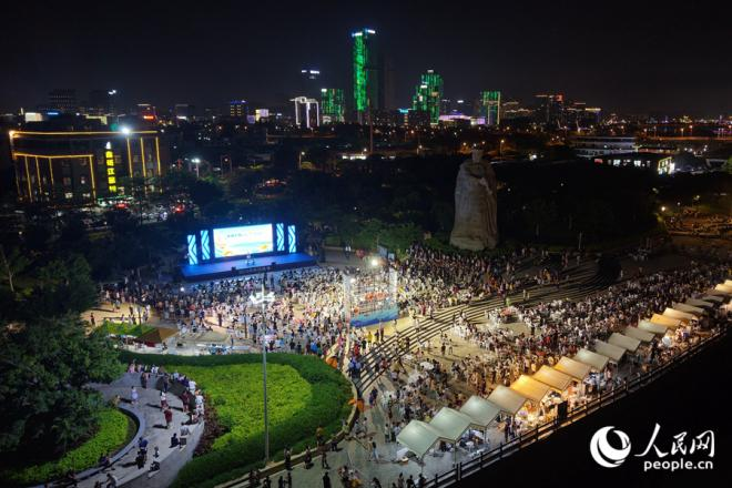厦门市同安区陈化成公园灯火通明，热闹非凡。人民网记者 陈博摄