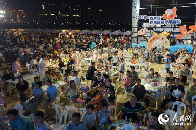 市民游客在舞台下把酒言欢。人民网记者 陈博摄