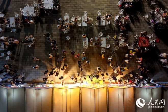 美食摊位前人头攒动。人民网记者 陈博摄