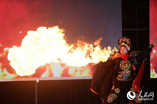“变脸+喷火”表演。人民网记者 陈博摄