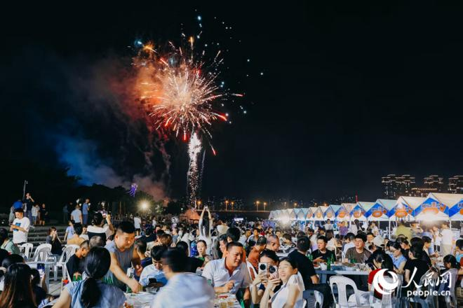 绚丽的烟火照亮夜空。人民网记者 陈博摄