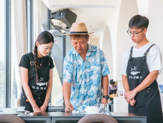 青年學子在民宿實習