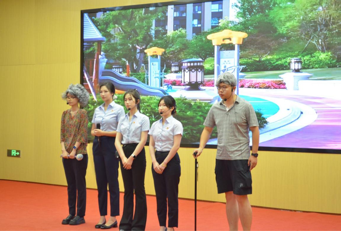 青年员工表演防诈情景剧。
