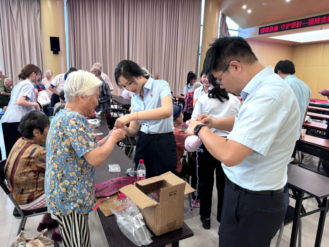 志愿者们与长者共同参与手工制作。