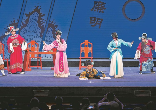 高甲戏《凤冠梦》精彩演出。吴宗于摄