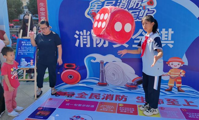 活动现场，孩子们正进行趣味游戏。