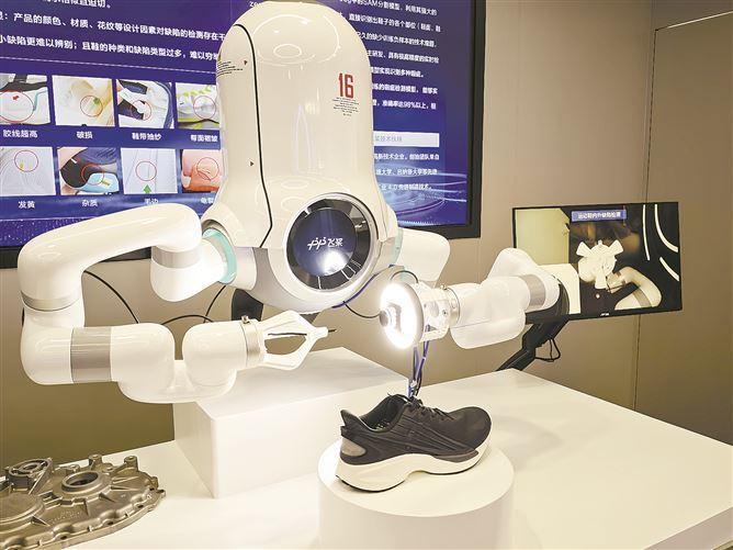 厦门软件园持续完善生态，引进高水平创新平台。图为百度飞桨（厦门）人工智能产业赋能中心内展示的“运动鞋品综合缺陷检测解决方案”。（本报记者 林露虹 摄）