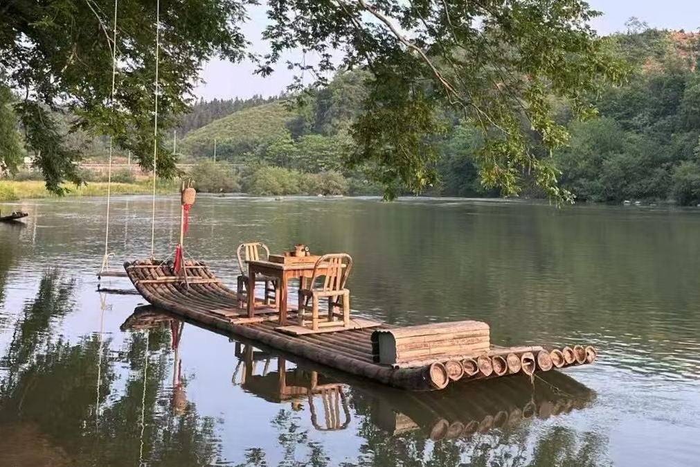 河面的竹筏、秋千與楓楊樹相映成趣,成了村裡的熱門拍照打卡點。受訪者供圖