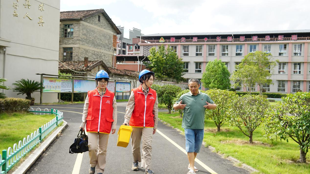 国网邵武市供电公司工作人员与校方工作人员交谈。郭慧超摄