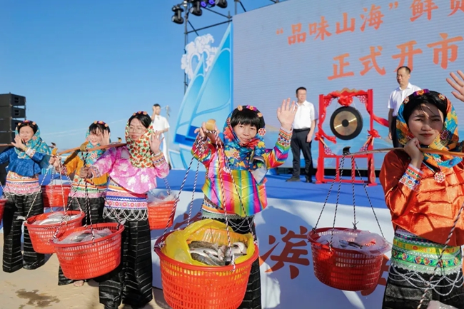 漁民帶著“第一網鮮”前來