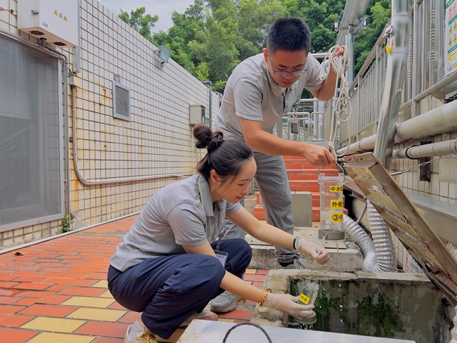 工作人員在污水站檢測中水再處理情況