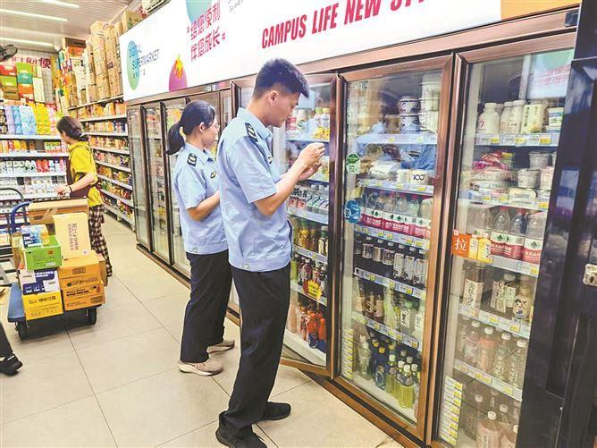 2025年高考前夕，市场监管部门对考点、备用考点食堂及周边食品经营者开展食品安全检查。