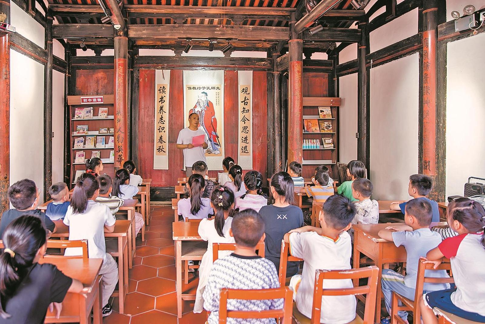 学生在碧溪书院内齐诵《弟子规》选段。林剑华摄
