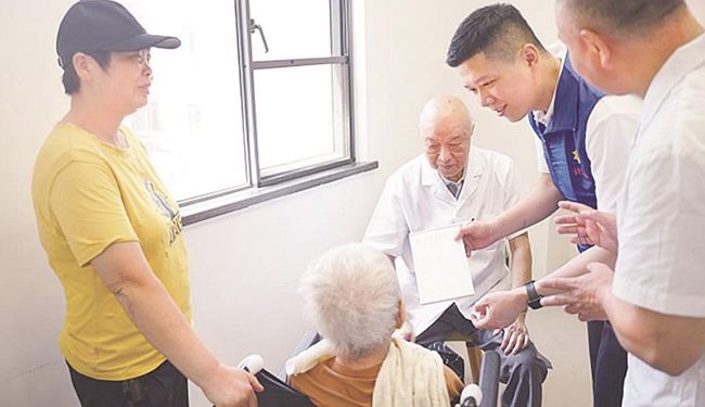 家庭健康服务中心的医生开展联合咨询