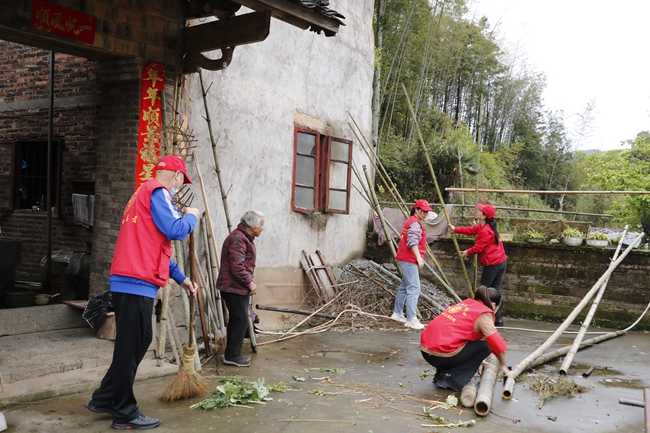 泮洋鄉黨員志願者、杜鵑花志願者前往后路村為獨居老人打掃庭院。陳璐攝
